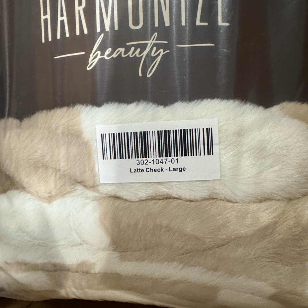 Lola Blankets Faux Fur Blanket/Latte Check/Size L/NEW! NIB! SEALED! Beautiful!!! - Picture 14 of 16